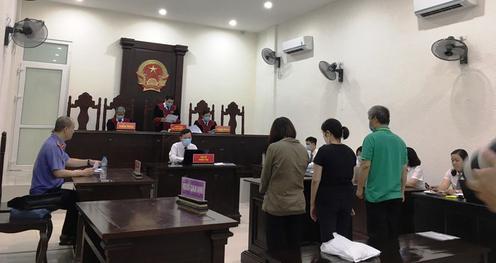 Chiều 11/8, Hội đồng xét xử đã tuyên án 3 bị cáo trong vụ án học sinh lớp 1 Trường Tiểu học Gateway tử vong do bị bỏ quên trên xe đưa đón học sinh. Ảnh: Vũ Phương. Chiều 11/8, Hội đồng xét xử đã tuyên án 3 bị cáo trong vụ án học sinh lớp 1 Trường Tiểu học Gateway tử vong do bị bỏ quên trên xe đưa đón học sinh. Ảnh: Vũ Phương.