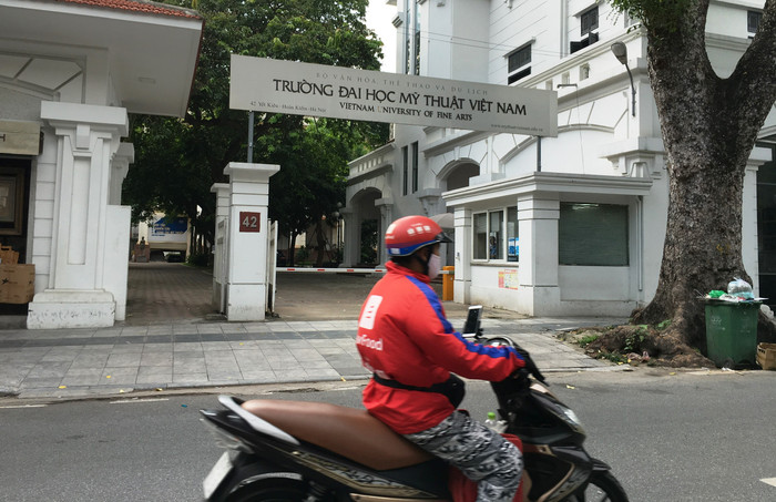 Trường Đại học Mỹ Thuật Việt Nam cấp bằng đại học, bảng điểm cho sinh viên thiếu điểm môn học có đúng quy định. Ảnh: Vũ Phương.