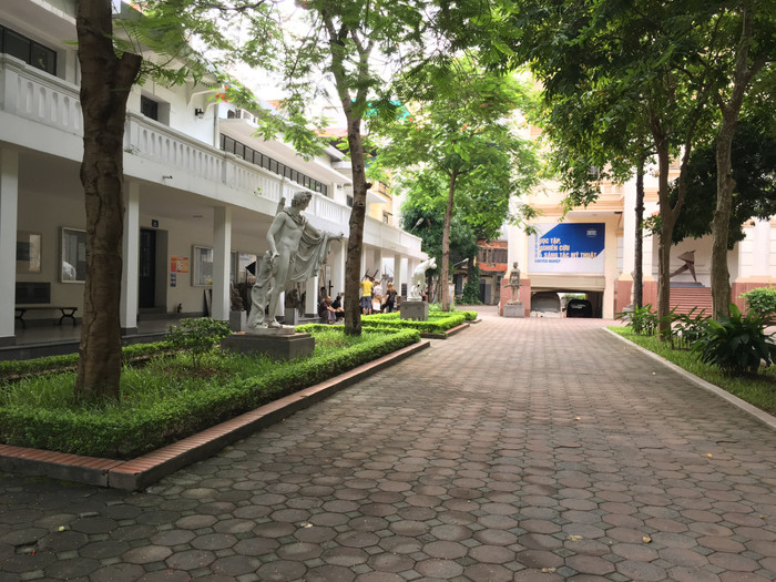 Khuôn viên sân vườn trong trường cũng được ông Lê Văn Sửu cho làm lại cùng với đài phun nước bằng tiền ngân sách Nhà nước. Ảnh: Vũ Phương. Khuôn viên sân vườn trong trường cũng được ông Lê Văn Sửu cho làm lại cùng với đài phun nước bằng tiền ngân sách Nhà nước. Ảnh: Vũ Phương.