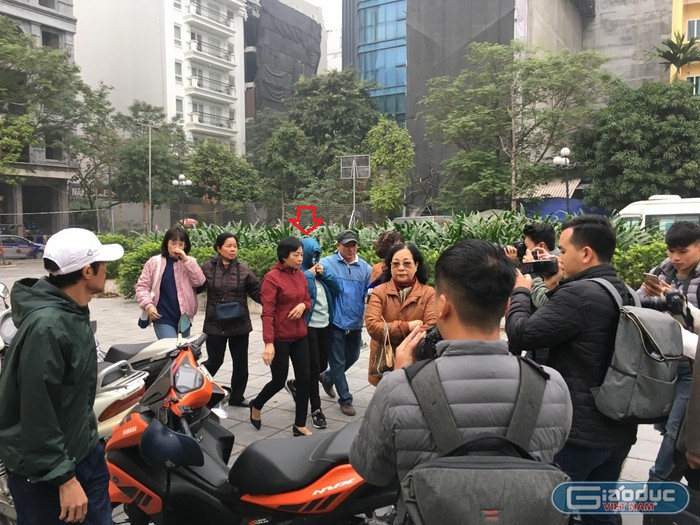 Tại phiên sơ thẩm, bị cáo Nguyễn Bích Quy trùm kín đến tòa (mũi tên đỏ) nhận bản án 24 tháng tù. Ảnh: Vũ Phương. Tại phiên sơ thẩm, bị cáo Nguyễn Bích Quy trùm kín đến tòa (mũi tên đỏ) nhận bản án 24 tháng tù. Ảnh: Vũ Phương.