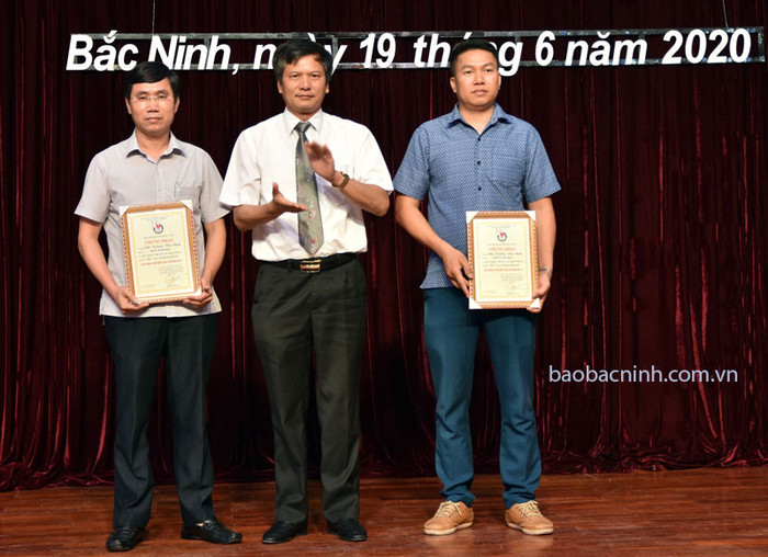 Ông Tạ Đăng Đoan, Trưởng Ban tuyên giáo Bắc Ninh (người đứng giữa) dự kiến sẽ thay ông Nguyễn Nhân Chinh đảm nhận chức Bí thư thành ủy Bắc Ninh. Ảnh: Báo Bắc Ninh. Ông Tạ Đăng Đoan, Trưởng Ban tuyên giáo Bắc Ninh (người đứng giữa) dự kiến sẽ thay ông Nguyễn Nhân Chinh đảm nhận chức Bí thư thành ủy Bắc Ninh. Ảnh: Báo Bắc Ninh.