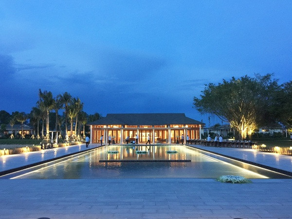 Hồ bơi và nhà hàng phong cách Đông Dương. Hồ bơi và nhà hàng phong cách Đông Dương.