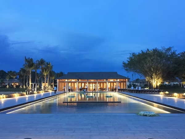 Hồ bơi và nhà hàng phong cách Đông Dương.