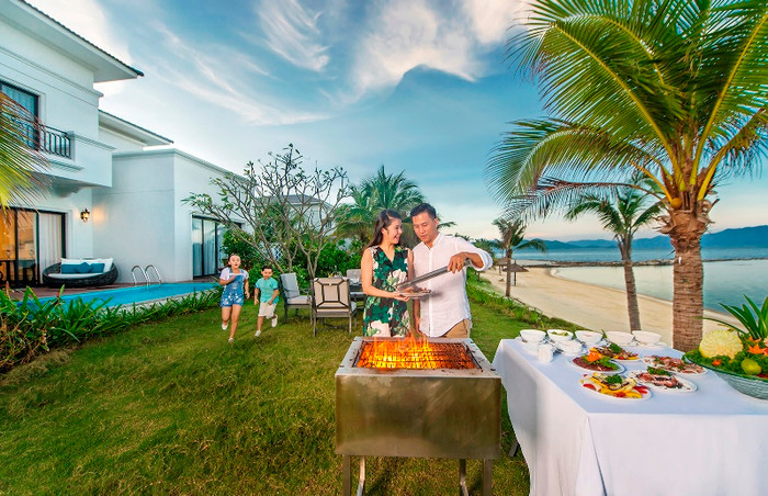 Những bữa tiệc nướng BBQ tại không gian biệt thự nghỉ dưỡng sang trọng. Những bữa tiệc nướng BBQ tại không gian biệt thự nghỉ dưỡng sang trọng.