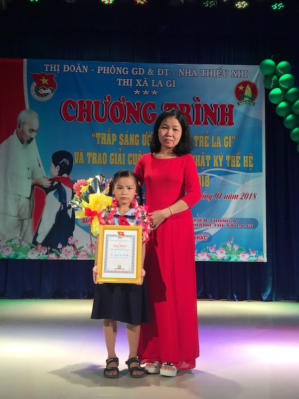 Bé Bảo Hân và cô Kim Dung chủ nhiệm lớp 3C. (Ảnh do tác giả cung cấp) Bé Bảo Hân và cô Kim Dung chủ nhiệm lớp 3C. (Ảnh do tác giả cung cấp)