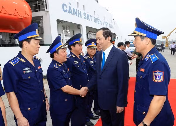 Chủ tịch nước Trần Đại Quang với cán bộ, chiến sỹ Bộ Tư lệnh Vùng Cảnh sát biển 3. (Ảnh: Nhan Sáng/TTXVN)