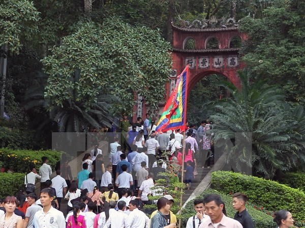 Đông đảo du khách thập phương về dự Giỗ tổ Hùng Vương, Lễ hội đền Hùng 2017. (Ảnh: Quốc Khánh/TTXVN) Đông đảo du khách thập phương về dự Giỗ tổ Hùng Vương, Lễ hội đền Hùng 2017. (Ảnh: Quốc Khánh/TTXVN)