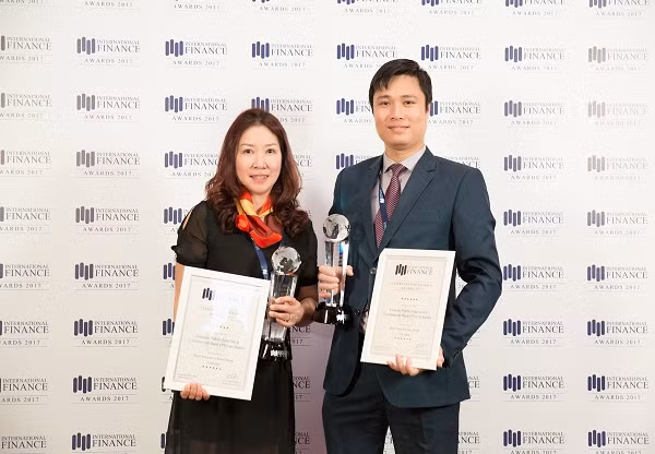 PVcomBank được trao hai giải thưởng “Ngân hàng bán lẻ đổi mới hiệu quả nhất Việt Nam 2017” và “Ngân hàng tài trợ thương mại hiệu quả nhất Việt Nam 2017”. PVcomBank được trao hai giải thưởng “Ngân hàng bán lẻ đổi mới hiệu quả nhất Việt Nam 2017” và “Ngân hàng tài trợ thương mại hiệu quả nhất Việt Nam 2017”.