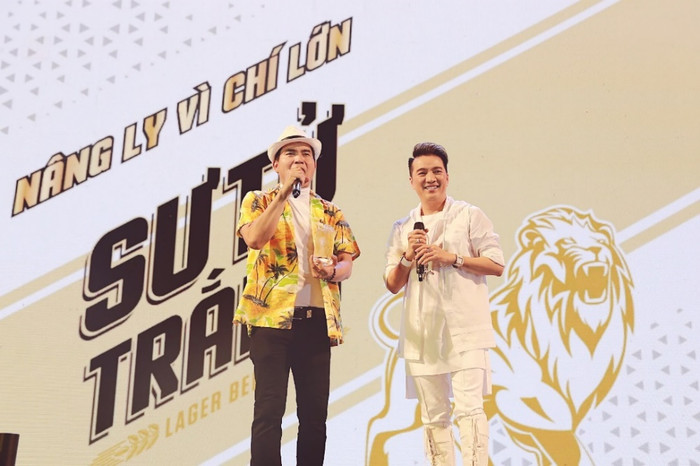 Cùng với sự xuất hiện của ca sĩ Đàm Vĩnh Hưng. Cùng với sự xuất hiện của ca sĩ Đàm Vĩnh Hưng.