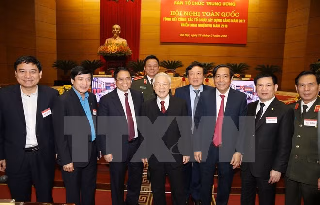 Tổng Bí thư Nguyễn Phú Trọng chụp ảnh chung với các đại biểu dự hội nghị. (Ảnh: Trí Dũng/TTXVN)