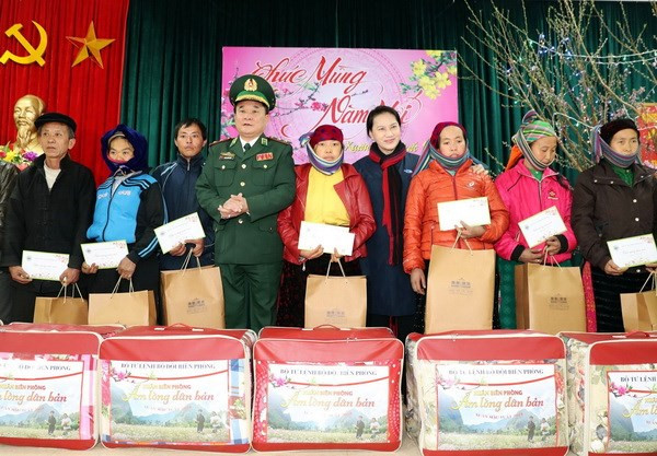 Chủ tịch Quốc hội Nguyễn Thị Kim Ngân tặng quà cho các hộ dân xã Lũng Cú. (Ảnh: Trọng Đức/TTXVN) Chủ tịch Quốc hội Nguyễn Thị Kim Ngân tặng quà cho các hộ dân xã Lũng Cú. (Ảnh: Trọng Đức/TTXVN)