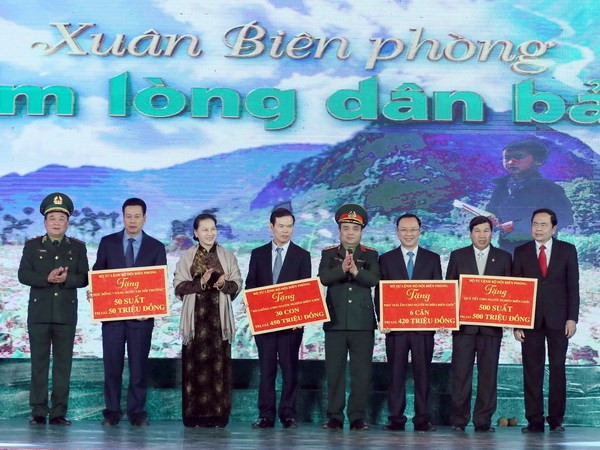 Chủ tịch Quốc hội Nguyễn Thị Kim Ngân trao tượng trưng bò giống cho đồng bào nghèo, 500 xuất quà, học bổng..cho các tỉnh. (Ảnh: Trọng Đức/TTXVN) Chủ tịch Quốc hội Nguyễn Thị Kim Ngân trao tượng trưng bò giống cho đồng bào nghèo, 500 xuất quà, học bổng..cho các tỉnh. (Ảnh: Trọng Đức/TTXVN)