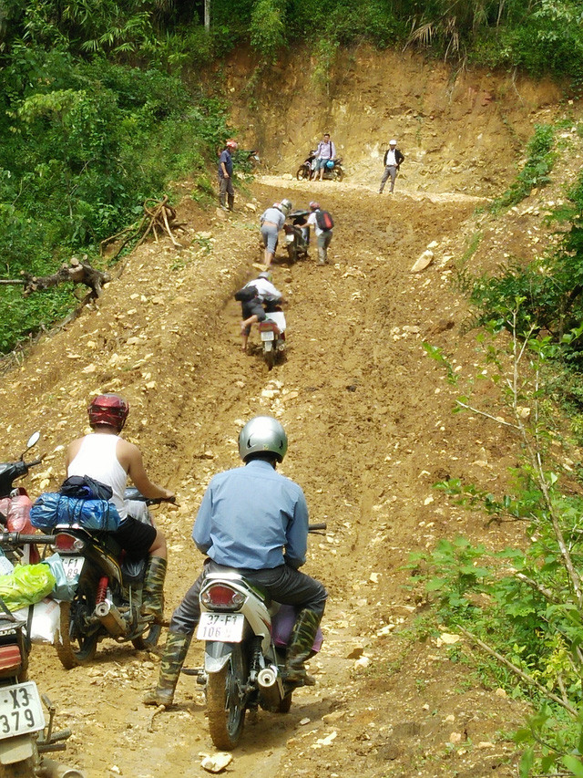 Cung đường khó khăn đến trường của các thầy giáo tại Trường tiểu học Tri lễ 4. (Ảnh: VTV.vn) Cung đường khó khăn đến trường của các thầy giáo tại Trường tiểu học Tri lễ 4. (Ảnh: VTV.vn)