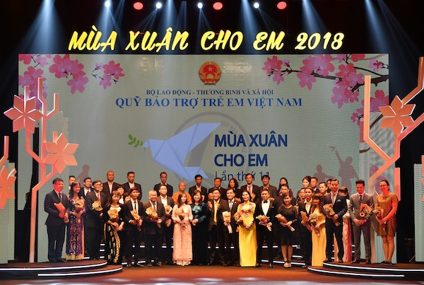 Đại diện các tập thể và cá nhân được vinh danh đối với những đóng góp thiết thực dành cho trẻ em, đặc biệt là trẻ em nghèo