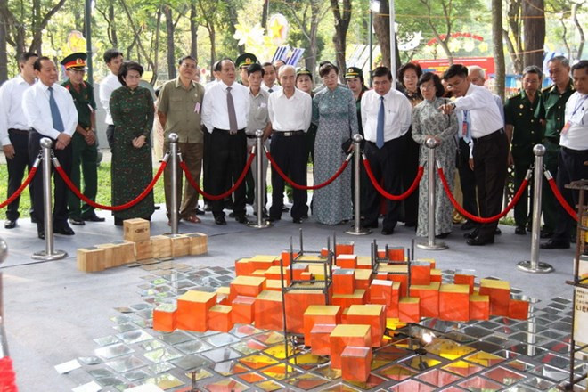 Các đại biểu tham quan triển lãm nghệ thuật sắp đặt. (Ảnh: Thanh Vũ/TTXVN) Các đại biểu tham quan triển lãm nghệ thuật sắp đặt. (Ảnh: Thanh Vũ/TTXVN)