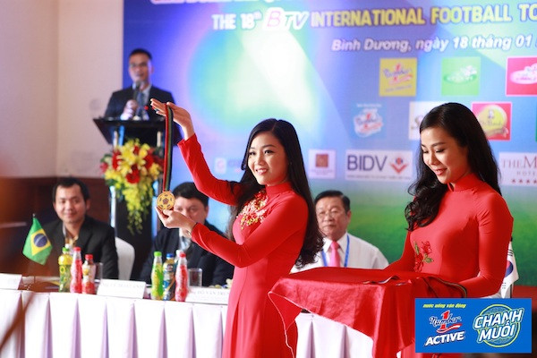 Ban tổ chức giới thiệu huy chương Vàng cho đội vô địch. Ban tổ chức giới thiệu huy chương Vàng cho đội vô địch.