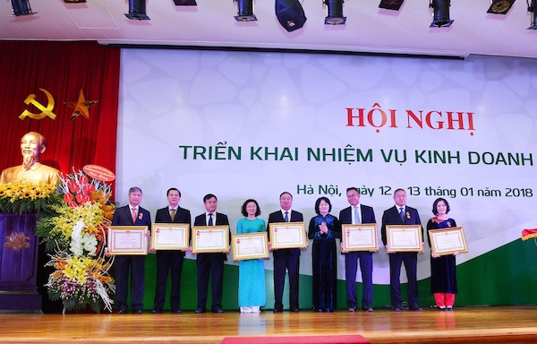 Bà Đặng Thị Ngọc Thịnh - Ủy viên Ban chấp hành Trung ương Đảng, Phó Chủ tịch nước (thứ 4 từ phải sang) trao Huân chương Lao động hạng Nhất cho tập thể Vietcombank Bình Dương; Huân chương Lao động hạng Nhì (04 tập thể: Trung tâm thẻ, Vietcombank Quảng Ninh, Vietcombank Vĩnh Phúc, Vietcombank Quảng Nam) và 03 cá nhân: Ông Nguyễn Danh Lương - nguyên Phó tổng giám đốc; Bà Nguyễn Thị Thanh Hằng - Phó giám đốc Vietcombank Hoàng Mai; ông Trần Thùy Dương - Giám đốc Vietcombank Thái Nguyên Bà Đặng Thị Ngọc Thịnh - Ủy viên Ban chấp hành Trung ương Đảng, Phó Chủ tịch nước (thứ 4 từ phải sang) trao Huân chương Lao động hạng Nhất cho tập thể Vietcombank Bình Dương; Huân chương Lao động hạng Nhì (04 tập thể: Trung tâm thẻ, Vietcombank Quảng Ninh, Vietcombank Vĩnh Phúc, Vietcombank Quảng Nam) và 03 cá nhân: Ông Nguyễn Danh Lương - nguyên Phó tổng giám đốc; Bà Nguyễn Thị Thanh Hằng - Phó giám đốc Vietcombank Hoàng Mai; ông Trần Thùy Dương - Giám đốc Vietcombank Thái Nguyên