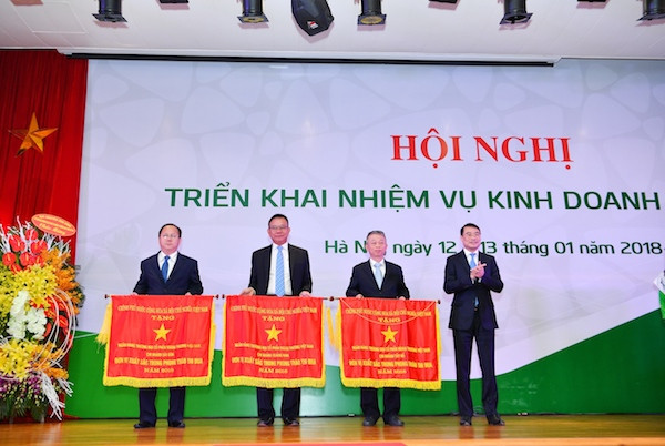 Ông Lê Minh Hưng - Ủy viên Ban chấp hành Trung ương Đảng, Bí thư Ban Cán sự Đảng, Thống đốc Ngân hàng Nhà nước Việt Nam (bên phải) thừa ủy quyền của Thủ tướng Chính phủ trao Cờ thi đua cho 03 tập thể thuộc hệ thống Vietcombank (gồm Vietcombank Sài Gòn; Vietcombank Quảng Nam, Vietcombank Tây Hồ) Ông Lê Minh Hưng - Ủy viên Ban chấp hành Trung ương Đảng, Bí thư Ban Cán sự Đảng, Thống đốc Ngân hàng Nhà nước Việt Nam (bên phải) thừa ủy quyền của Thủ tướng Chính phủ trao Cờ thi đua cho 03 tập thể thuộc hệ thống Vietcombank (gồm Vietcombank Sài Gòn; Vietcombank Quảng Nam, Vietcombank Tây Hồ)