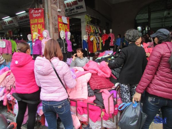 Nhu cầu buôn bán dịp Tết của người dân tăng cao. Nhu cầu buôn bán dịp Tết của người dân tăng cao.
