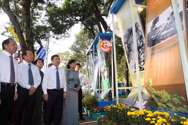 Các đại biểu tham quan triển lãm. (Ảnh: Thanh Vũ/TTXVN)