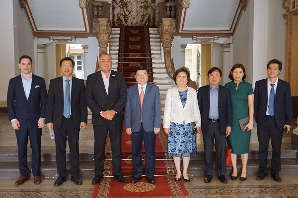 Ông Nguyễn Thành Phong (giữa) chụp ảnh lưu niệm cùng ông Paul Hutton (trái) và bà Nguyễn Thị Nga (phải).