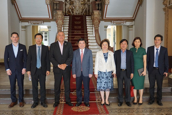 Ông Nguyễn Thành Phong (giữa) chụp ảnh lưu niệm cùng ông Paul Hutton (trái) và bà Nguyễn Thị Nga (phải). Ông Nguyễn Thành Phong (giữa) chụp ảnh lưu niệm cùng ông Paul Hutton (trái) và bà Nguyễn Thị Nga (phải).