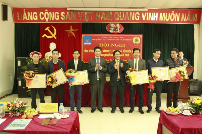 Lãnh đạo PVN trao bằng khen của Bộ Công Thương cho các tập thể, cá nhân có thành tích xuất sắc trong giai đoạn 2016 - 2017 tại Dự án Nhà máy Nhiệt điện Thái Bình 2. Lãnh đạo PVN trao bằng khen của Bộ Công Thương cho các tập thể, cá nhân có thành tích xuất sắc trong giai đoạn 2016 - 2017 tại Dự án Nhà máy Nhiệt điện Thái Bình 2.