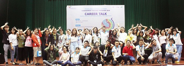 Các bạn sinh viên tại các trường đại học lớn của Việt Nam hào hứng tham dự các buổi tư vấn nghề nghiệp và nghe giới thiệu về chương trình Quản trị viên tập sự do FrieslandCampina Việt Nam tổ chức. Các bạn sinh viên tại các trường đại học lớn của Việt Nam hào hứng tham dự các buổi tư vấn nghề nghiệp và nghe giới thiệu về chương trình Quản trị viên tập sự do FrieslandCampina Việt Nam tổ chức.