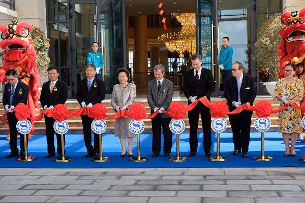 Các đại diện cắt băng chào mừng lễ chính thức công nhận thương hiệu Sheraton Grand cho khu nghỉ dưỡng Sheraton Grand Danang Resort tại Đà Nẵng.