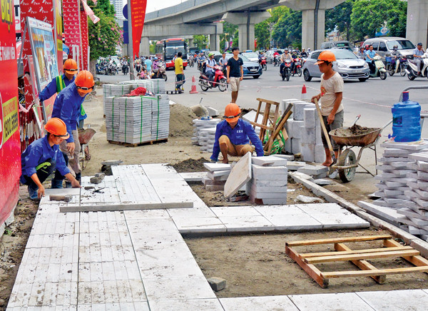 Cảnh thi công lát đá tự nhiên cho vỉa hè tại Hà Nội. (Ảnh minh hoạ: Baogiaothong.vn) Cảnh thi công lát đá tự nhiên cho vỉa hè tại Hà Nội. (Ảnh minh hoạ: Baogiaothong.vn)