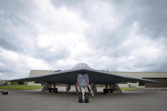 Máy bay ném bom tàng hình B-2 của Hoa Kỳ là một phần của lực lượng quân sự được tăng cường đến đảo Guam (Ảnh: AP) Máy bay ném bom tàng hình B-2 của Hoa Kỳ là một phần của lực lượng quân sự được tăng cường đến đảo Guam (Ảnh: AP)