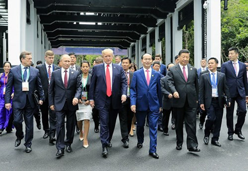 Chủ tịch nước Trần Đại Quang và lãnh đạo các nước Trung Quốc, Nga, Mỹ tại Hội nghị cấp cao APEC 2017. Chủ tịch nước Trần Đại Quang và lãnh đạo các nước Trung Quốc, Nga, Mỹ tại Hội nghị cấp cao APEC 2017.