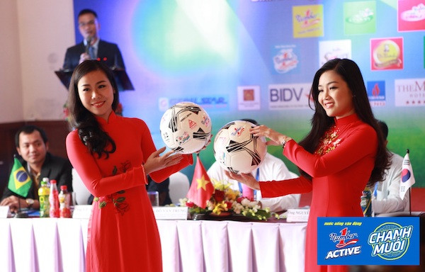 Ban tổ chức giới thiệu Quả bóng của giải BTV-Cup Number 1 lần thứ 18. Ban tổ chức giới thiệu Quả bóng của giải BTV-Cup Number 1 lần thứ 18.