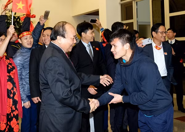 Thủ tướng Nguyễn Xuân Phúc và cầu thủ Nguyễn Quang Hải. ảnh: chinhphu.vn