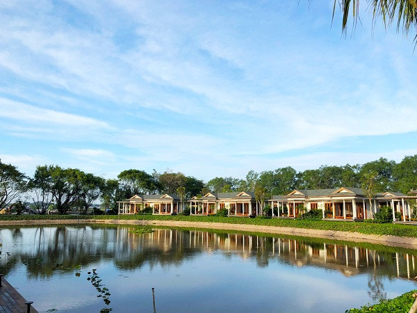 Bungalow nhìn từ hồ sinh thái. Bungalow nhìn từ hồ sinh thái.