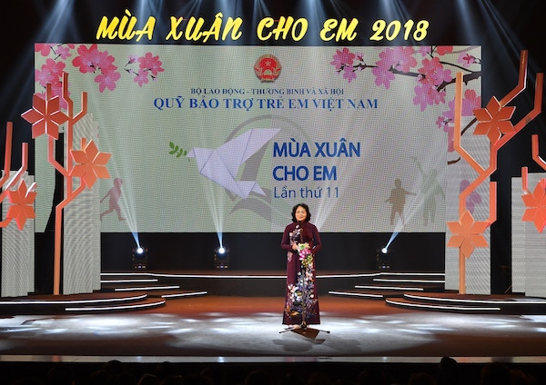 Bà Đặng Thị Ngọc Thịnh - Ủy viên Trung ương Trung ương Đảng, Phó Chủ tịch nước, Chủ tịch Hội đồng Bảo trợ Quỹ Bảo trợ trẻ em Việt Nam phát biểu khai mạc chương trình