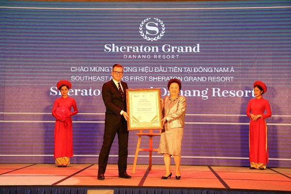 Hình ảnh trao chứng nhận thương hiệu Sheraton Grand. Hình ảnh trao chứng nhận thương hiệu Sheraton Grand.