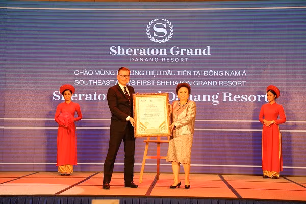 Hình ảnh trao chứng nhận thương hiệu Sheraton Grand.