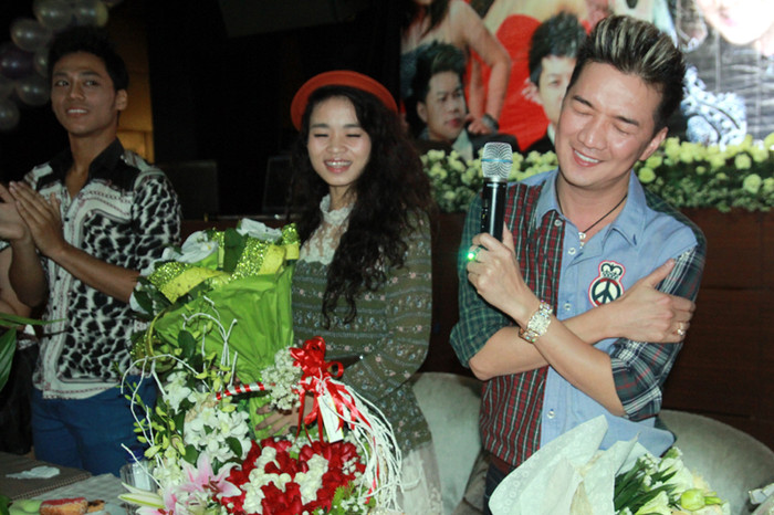 Mr Đàm đón sinh nhật muộn cùng các con cưng The Voice tại Hà Nội. Ảnh: Văn Trinh Mr Đàm đón sinh nhật muộn cùng các con cưng The Voice tại Hà Nội. Ảnh: Văn Trinh