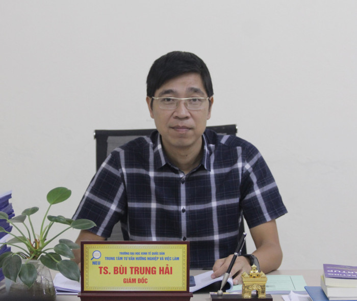 Tiến sĩ Bùi Trung Hải, Phó trưởng phòng công tác chính trị quản lý sinh viên, Giám đốc Trung tâm Tư vấn hướng nghiệp và việc làm trường Đại học Kinh tế Quốc dân (Ảnh: Khánh Vy) Tiến sĩ Bùi Trung Hải, Phó trưởng phòng công tác chính trị quản lý sinh viên, Giám đốc Trung tâm Tư vấn hướng nghiệp và việc làm trường Đại học Kinh tế Quốc dân (Ảnh: Khánh Vy)