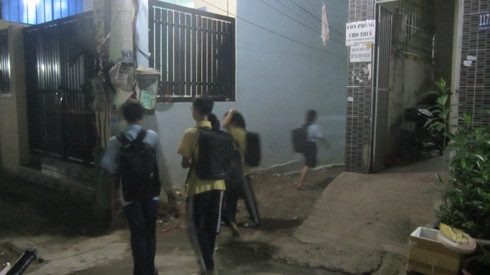 Học sinh khối 7 của Trường Tân Tạo tan lớp học thêm của thầy T. tối ngày 3/11 (ảnh: P.L)