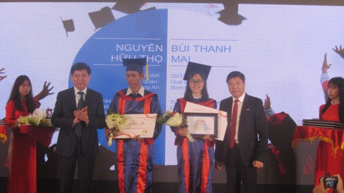 Lãnh đạo Trung ương Đoàn và Báo Tiền Phong trao học bổng cho 2 trên 51 thủ khoa phía Nam (ảnh: P.L) Lãnh đạo Trung ương Đoàn và Báo Tiền Phong trao học bổng cho 2 trên 51 thủ khoa phía Nam (ảnh: P.L)