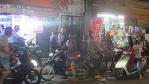 Giờ tan học thêm của cô T. ở nhà trên đường Bùi Đình Túy (cửa đen) vào tối ngày 25/10 (ảnh: P.L) Giờ tan học thêm của cô T. ở nhà trên đường Bùi Đình Túy (cửa đen) vào tối ngày 25/10 (ảnh: P.L)