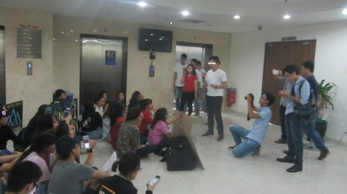 Có hẳn 1 người đại diện cho sinh viên đứng ra kêu gọi sinh viên hát bài của Trường Hoa Sen (ảnh: P.L) Có hẳn 1 người đại diện cho sinh viên đứng ra kêu gọi sinh viên hát bài của Trường Hoa Sen (ảnh: P.L)