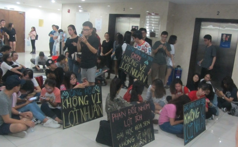 Hàng chục sinh viên Hoa Sen đã tụ tập, đưa ra bảng với biểu ngữ ngay ở sảnh, trước cửa phòng họp (ảnh: P.L) Hàng chục sinh viên Hoa Sen đã tụ tập, đưa ra bảng với biểu ngữ ngay ở sảnh, trước cửa phòng họp (ảnh: P.L)