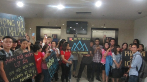 Thậm chí các sinh viên Hoa Sen đứng bao vây thang máy, không cho đoàn làm việc sử dụng khi về (ảnh: P.L) Thậm chí các sinh viên Hoa Sen đứng bao vây thang máy, không cho đoàn làm việc sử dụng khi về (ảnh: P.L)