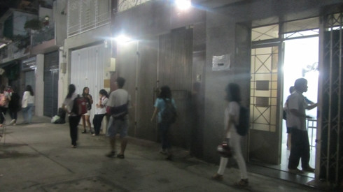 Khi học sinh tan ca học thêm, thì cũng là lúc có học sinh chờ vào học ca mới (ảnh chụp tối 10/11: P.L) Khi học sinh tan ca học thêm, thì cũng là lúc có học sinh chờ vào học ca mới (ảnh chụp tối 10/11: P.L)