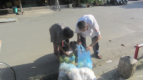 Ngoài giờ học, Duy luôn cùng mẹ đi lượm ve chai để mưu sinh cho cuộc sống hàng ngày (ảnh: P.L)
