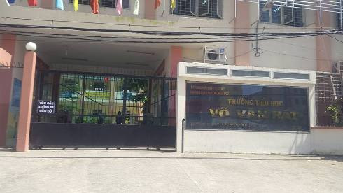 Phụ huynh Trường Võ Văn Hát thắc mắc phải đóng tiền học tiền học tiếng Anh quá nhiều (ảnh: P.L) Phụ huynh Trường Võ Văn Hát thắc mắc phải đóng tiền học tiền học tiếng Anh quá nhiều (ảnh: P.L)