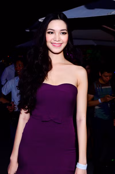 Hoa hậu Thùy Dung cũng nổi bật về nhan sắc với váy tím bó sát.